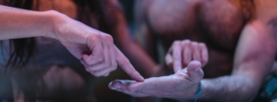 La foto mostra due mani di due persone. Una traccia con un dito un percorso sul palmo dell'altra