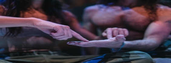La foto mostra due mani di due persone. Una traccia con un dito un percorso sul palmo dell'altra